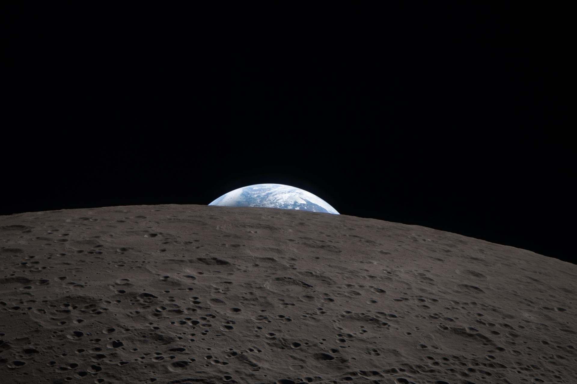 Earth setting behind the Moon, photographed by Artemis I
